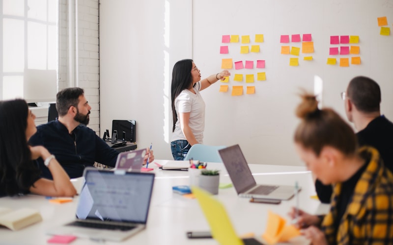 Équipe de direction IT travaillant sur la réorganisation de la DSI avec organigramme et cartographie des compétences
