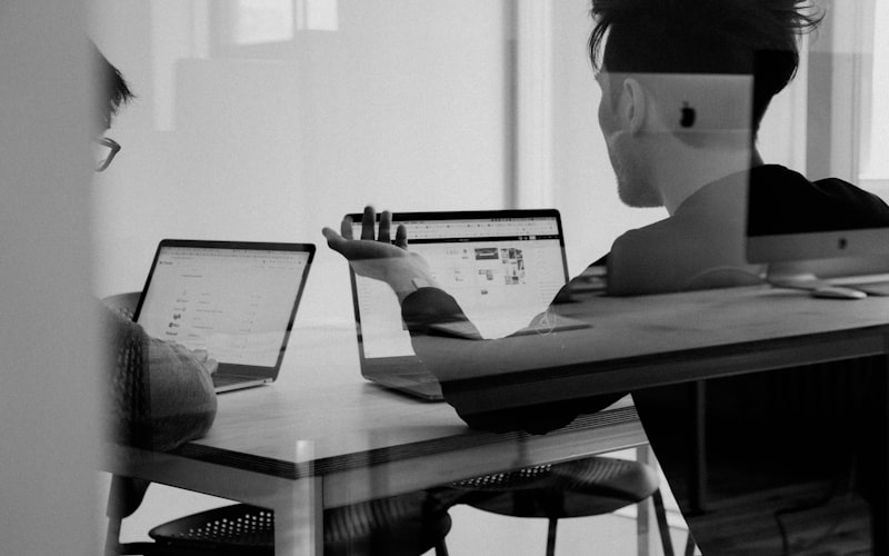 Responsable IT présentant le catalogue de services et les engagements SLA de la DSI aux directions métier