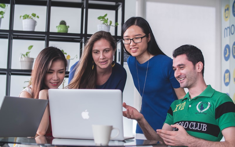 Équipe agile travaillant en sprint avec tableau kanban, post-its et rituels DevOps