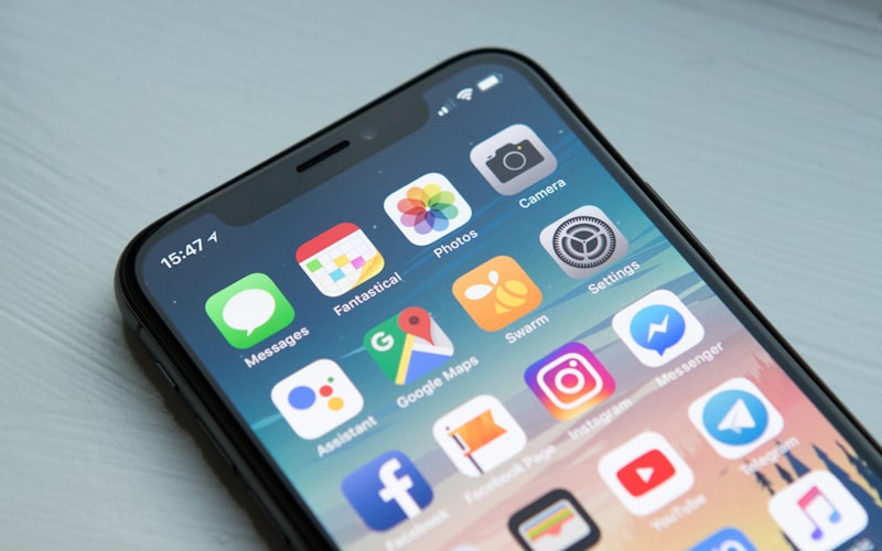 Testing multi-devices avec smartphone, tablette et ordinateur affichant des résultats de tests automatisés